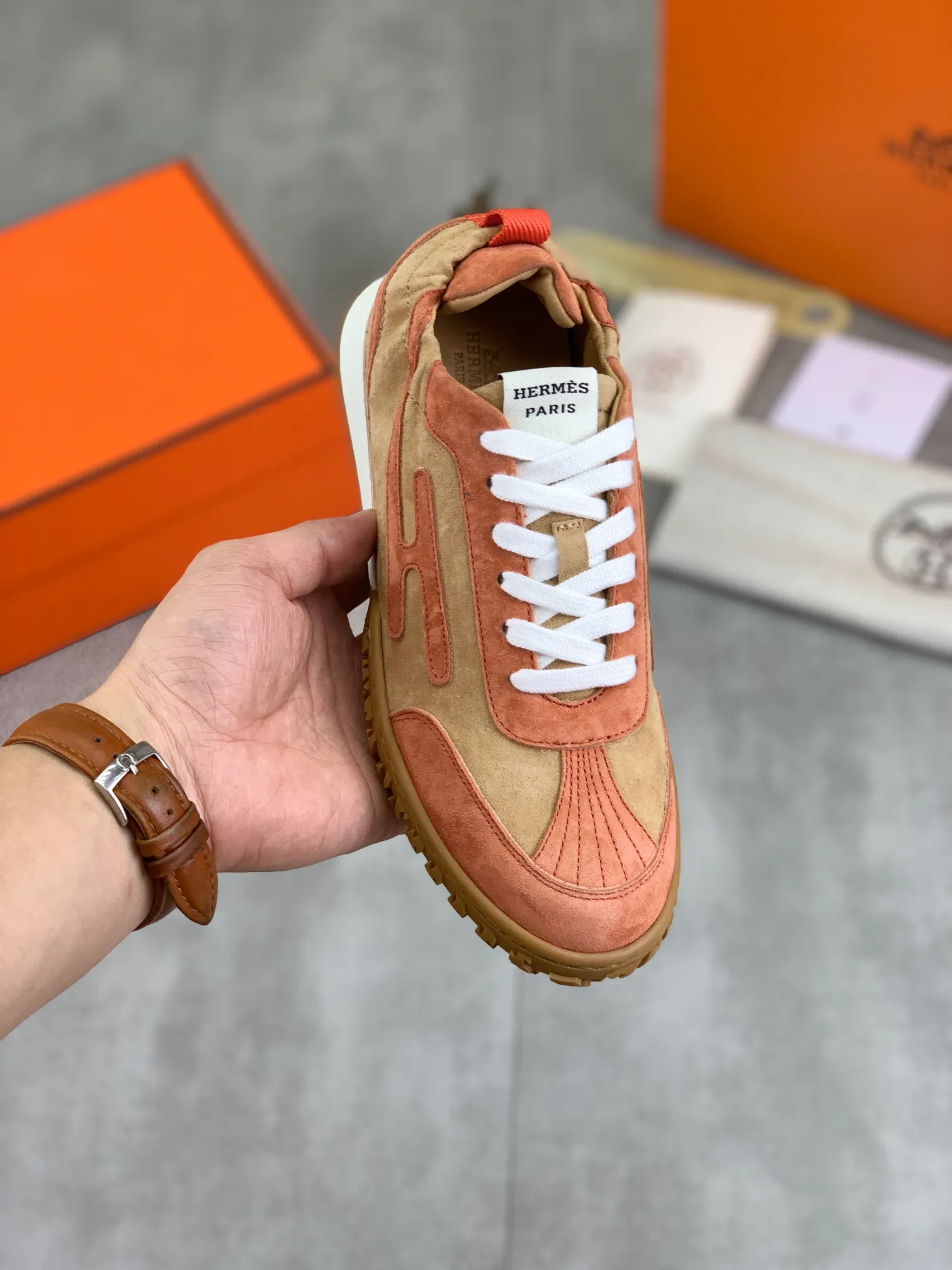 Men's men's shoes 💰P580 new top version original order Hermes Hermès couple 🧑‍🤝‍🧑 style Drift Sneaker autumn new casual sports shoes original purchase development and production H family men's classic series technical breathable fabrics with cowhide casual sports shoes casual sports dad shoes combine high-tech breathable materials and cowhide, H family exclusive button decoration on the side The outsole is full of H italic design and bright colors to show vitality and continue the brand design inspiration. Stroll around the city lightly and feel free and comfortable. Exquisite packaging at the delivery counter 🛍📦 ▪️Fabric: original customized breathable material + first layer of cowhide ▪️Inner lining: cowhide feet ▪️Outsole: molded and evacuated PU+TPU material ▪️Size: Female 34-40 (41 customized) Male 39-45 8️⃣ colors available Premium packaging